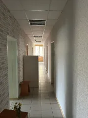 Административное здание 992,2 кв. м, право аренды участка 3559 кв. м, Республика Хакасия. Административное здание, общежитие на 48 мест, назначение: нежилое помещение, 3-х этажное, общей площадью 992,2 кв. м, адрес (местонахождение) объекта: Республика Хакасия, г. Саяногорск, пгт. Майна…