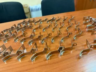 Годные остатки изделий: крышка-заглушка для фары автомобиля из резины черного цвета 80 штук, патрон для лампочки 41 штука, заглушки из резины черного цвета 122 штуки, элемент крепления из пластмассы белого цвета 40 штук, патрон для лампочки из пластмассы серого цвета 40 штук, элемент крепления из…