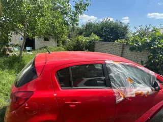 Opel Corsa 2010 года выпуска, красный хэтчбек. VIN W0L0SDL68B4135427, госномер Р151ХА 26. Объем двигателя 1398 см³, мощность 101 л.с. Отсутствуют ключи и документы. Трещины на переднем и заднем бамперах. Отсутствует стекло передней правой двери. Следы абразивного износа на всех стеклах и зеркалах…
