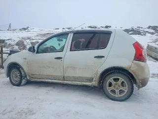 Renault Sandero, 2011 года, 75 лс, 205973 км. Транспортное средство: Рено Сандеро, VIN X7LBSRB2HBH450387, год изготовления 2011, госномер Х121АУ04. Автомобиль находится в нерабочем состоянии и не на ходу. Требуется значительный объём ремонтных работ. Необходимо заменить одно колесо, рулевую рейку…