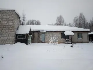 Нежилое здание под разбор 362,3 кв.м Нижегородская область Неиспользуемое нежилое отдельно стоящее здание (под разбор), общей площадью           362,3 кв.м., с кадастровым номером: 52:06:0040026:154, расположенное адресу: Нижегородская область, Варнавинский район, д. Зверниха, д. 19а 
Кадастровый…
