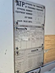 Schmitz SKO24 2000 года. VIN WSMS7480000436626. Техническое состояние: Отсутствует опорная плита шкворня, отсутствует шкворень. Требуется текущее обслуживание ходовой части, требуется текущее обслуживание рефрижератора, замена шин (износ 70 – 80 %).