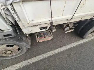 Mitsubishi Canter 1995 года выпуска, госномер К399СО75, номер шасси FE516B-501954. ПТС отсутствует. Кузов имеет следы ржавчины, заднее крыло треснуто. Бампер с левой стороны фонаря поврежден.