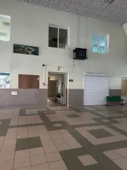 Автовокзал для вахтовых перевозок площадью 598,3 кв.м, кадастровый номер объекта – 11:15:0101018:90 и земельный участок площадью 10 000,00 кв.м, кадастровый номер объекта – 11:15:0101018:5. Местонахождение: Республика Коми, г. Усинск, ул. Возейская, д. 22. Общая площадь: 598.3. Количество этажей: 2.