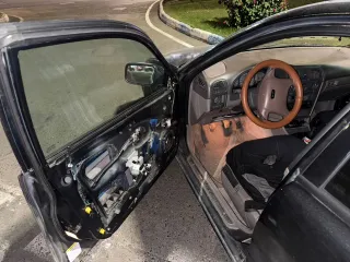 Volvo S40 1998 года. VIN: YV1VS1223WF198577. Тип: легковой автомобиль. Категория B. Год выпуска: 1998. Двигатель: модель B4184S, номер 1285797. Мощность: 122 л.с. (90 кВт). Объем: 1783 см³. Цвет кузова: черный (черно-зеленый). Максимальная разрешенная масса: 1760 кг. Снаряженная масса: 1245 кг…