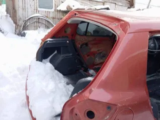 Škoda Fabia 2008 года выпуска, VIN XW8AH15J09K500864, цвет оранжево-красный, автомобиль снят с учета и находится в разукомплектованном состоянии.