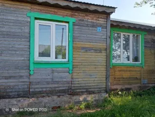 Квартира 45,3 м² на 1 этаже в деревне Чазево, улица Молодежная, дом 23, кв. 2. 3 комнаты, печное отопление, уличный туалет, нет санузла, населенный пункт не газифицирован. Требуется замена одной из стен дома.