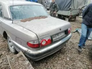 Автомобиль ГАЗ 31105 2008 года выпуска, цвет золотисто-бежевый. Мощность двигателя 97 кВт / 131,9 л.с., объем двигателя 2,429 л. Коробка передач механическая, привод задний. Пробег 247000 км. VIN Х9631105081421757, номер кузова 31105080188895, государственный регистрационный знак M696УC54…