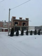 Земельный участок 1026 м² в Ставропольском крае по адресу: Россия, Ставропольский край, г. Ессентуки, ул. Комарова, площадь 1026+/-11 кв.м., на котором находится объект незавершенного строительства.