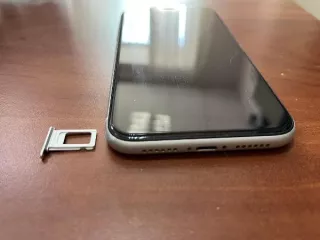 iPhone XR белого цвета, 1 шт. Б/у.