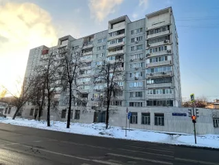1/2 (0,5) доли в праве на жилое помещение, вид: квартира, кад.№ 77:04:0001016:2672, адрес: г. Москва, Лефортово, ул. Авиамоторная, д. 34, корп. 2, кв. 69, пл. 52,1 кв.м., долевая собственность, №77-77-04/015/2006-266 от 03.04.2006