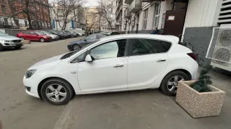 Opel Astra P-J 2013, VIN XUFPE6DCXD3029038, белый цвет. Дополнительная информация: arbitr_ay@mail.ru, телефон 89995343989. Автомобиль находится в Москве на улице Большая Полянка, 30.