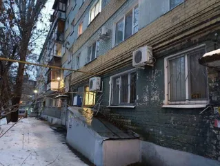 Квартира 45.4 кв.м в Саратове по адресу ул. Ипподромная, дом 8, кв. 102. Назначение: жилое. Кадастровый номер: 64:48:040440:1677. Находится в долевой собственности, размер доли: 1/5. Сделка подлежит регистрации у нотариуса.