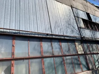 КПП-4 57 кв.м Самара. Здание контрольно-пропускного пункта (КПП-4), расположено по адресу: г.Самара, ул.Калинина, 1 (при въезде на бывшую территорию ОАО СПЗ со стороны Заводского шоссе), площадь по внешнему обмеру 57кв.м. Право собственности на КПП-4 в ЕГРН не зарегистрировано, возникло до 1997г. В…