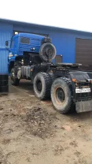 Грузовой тягач седельный КАМАЗ 65225-RT, 2021г.в., г/н O437СH124, VIN ХТС652255МR445186, номер шасси ХТС652255МR445186, номер кузова 652250М2584136, номер двигателя 86095324, цвет синий. Рабочее состояние не проверялось, видимых повреждений не имеет. Обременения: запреты судебного пристава…