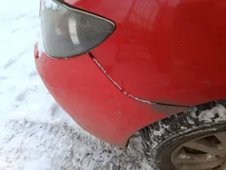 Mazda 3 2007 года, 150 л.с., пробег 214306 км. VIN JMZBK12F681598912, объем двигателя 1999 куб. см, масса 1320 кг, левый руль, бензиновый двигатель. Имеются сколы, царапины, коррозия, колеса спущены, аккумулятор разряжен.