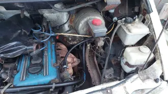 ГАЗ 2705, 2002. Автомобиль ГАЗ, модель: 2705, год изготовления: 2002 г.в., VIN: ХТН27050020242987, г.р.з. Т647УЕ47, вид собственности – совместная с супругом Арефьевым А.А. Автомобиль в неудовлетворительном состоянии, не находу, имеет сквозную коррозию металла по всему кузову, некомплектен…