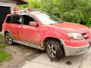 Mitsubishi Outlander 2006, VIN: JMBXRCU5W6U007811. Коррозия, сколы, вмятины, царапины по кузову. Трещина на бампере, нет крепления бампера с левой стороны. Сорваны подкрылки и молдинги по периметру кузова. Не работает ручник. Трещина лобового стекла. Плохо открывается передняя пассажирская дверь…