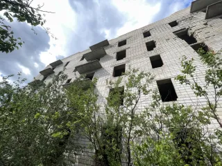 Жилое здание - Незавершенный строительством дом, пл. н/д кв. м, Литер – н/д, Этажность - 5 эт, кадастровый номер: 61:15:0010109:282. Земельный участок, пл. 7775 кв.м, кадастровый номер 61:15:0010109:5, расположенные по адресу: Ростовская обл, р-н Каменский, рп Глубокий, ул. Юбилейная, 8/4.