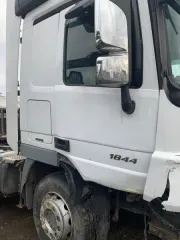 Mercedes-Benz Actros 1844LS 2013 года, VIN Z9M9340335G816313, цвет белый RAL 9010. АТС после ДТП, повреждения передней части автомобиля, отсутствует бампер передний, повреждены оба подкрылка, повреждение левого переднего зеркала, рабочее состояние не проверялось. Расположен по адресу: пгт…