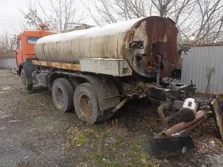 Автогудронатор ДС-142б 2001 года, государственный регистрационный знак Т008 ВХ 102. Характеристика: страна-производитель машины: Россия; VIN: ХVC142E1010000606; год выпуска: 2001; шасси №: 532150 1 2144350; кузов №: 0606-цестерна; модель, № двигателя: 740.11, 240 165489; цвет кузова: оранжевый…