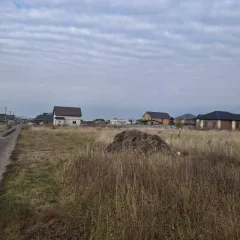 Земельный участок 1000 кв.м в Новопоселеновском сельсовете, деревня Кукуевка, дом 0. Кадастровый номер: 46:11:121203:607. Находится в залоге у ПАО "Сбербанк России".