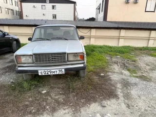 Lada 210740 2011 года выпуска, светло-серебристый металлик, VIN XTA210740B3049922, госномер E029MT95. Состояние технически неисправное, требуется ремонт. Отсутствует панель салона и двигатель. По всему кузову вмятины и ржавчина.