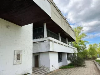 Здание, назначение: нежилое (гостиница), кад номер: 50:60:0020103:58; Площадь общая 9 365,4 кв. м
Здание, назначение: нежилое (проходная), кад номер: 50:60:0020103:55; Площадь общая 7,7 кв. м
Помещение, назначение: нежилое (теплица), кад номер: 50:60:0020103:92; Площадь 666,9 кв. м
Сооружение…