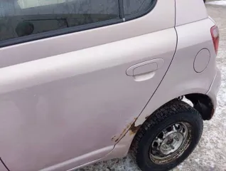 Toyota Vitz 2000 года выпуска, красный (розовый) цвет, VIN отсутствует.