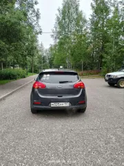 Kia Ceed 2012 года выпуска, VIN: XWEHN512BD0000924, цвет кузова серый. Рабочий объем двигателя 1591 см³, мощность 95 кВт/129 л.с., экологический класс 4, тип транспортного средства легковой.