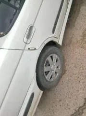 Nissan Sunny 1998 года выпуска, седан, цвет белый. Номер кузова FNB15000405, государственный номер O824HB03. Категория B, правый руль, передний привод. Экологический класс 2. Номер двигателя 288814А, объем 1497 см³, мощность 105 л.с. (77.2 кВт).