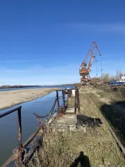 Причальная стенка протяженностью 304 м с кадастровым номером 70:19:0000004:1039, расположенная по адресу: Томская область, Колпашевский район, г. Колпашево, ул. Портовая, д. 21, строение 15. Общая площадь: 304 кв. м. Кадастровая стоимость: 13 036 577.4 руб. Имеется обременение в виде договора…