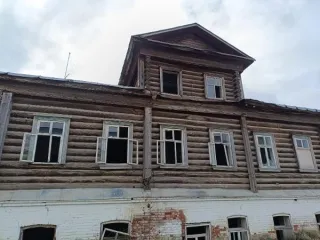 Административное здание ремесленного училища (ОКН) нежилое, 479,4 кв.м, г. Елабуга, ул. Московская, д. 197. Двухэтажное здание, объект культурного наследия регионального значения, кадастровый номер 16:47:011336:111. Год ввода в эксплуатацию: 1917, количество подземных этажей: 0, общая площадь: 672…