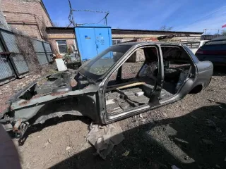 Lada Priora автомобиль, г/н А 647 ТХ 156, VIN XTA217050J0557264. От автомобиля остался только кузов, все комплектующие отсутствуют. Без колес, без дверей, отсутствует крышка багажника Тип запчасти: кузов Состояние: б/у.