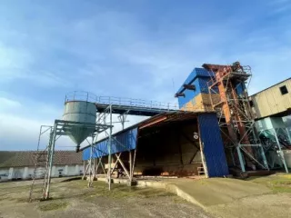 Здание клуба 1953 000000103 375,0
Здание конторы 1956 00000095 511,6
Пристройка к административному зданию 1998 00000093 59,8
Здание автовесовой на з/приеме 1969 00000040 612,1
Здание блок подсобных помещений 1967 00000037 467,4
Здание ж/д весов 1964 000000018 36,1