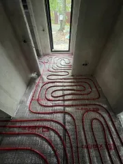 Жилой дом 126.5 м² и участок 1000 м² в Надеждинском районе по адресу: Приморский край, п. Соловей Ключ, ул. Волгоградская, 15. Земельный участок забором не огорожен, кроме дома на участке ничего нет. Жилой дом в недостроенном состоянии, возведены стены, крыша, установлены стеклопакеты, проложен…