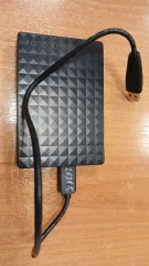 Жесткий диск Seagate и ноутбук Acer 5336. Жесткий диск Seagate с кабелем для подключения, в корпусе черного цвета, разблокирован - 1 шт. Ноутбук Acer 5336 в корпусе черного цвета, отсутствует элемент аккумулятора на заднем корпусе, корпус поврежден, некоторые кнопки на клавиатуре отсутствуют, с…