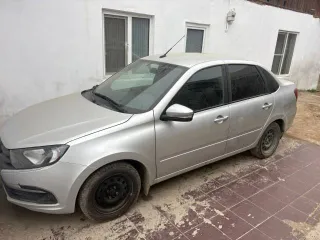 Lada Granta 2023 года, серая, 25379 км. Мощность двигателя 106 л.с. (1.6 л), бензин, экологический класс 2. VIN: XTA219070R0991551, госномер Х948ОК05. Автомобиль на ходу, значительных проблем нет. Менялся усилитель бампера, ремонт коробки (вылетели сателлиты), замена передней ходовой. На заднем…