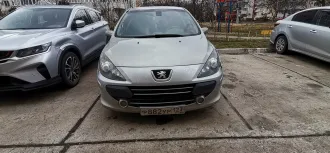Peugeot 307, 2007 г.в., VIN: VF33CNFUL84954453, серый, 1.6 л (109 л.с.), экологический класс 4, хэтчбек. Авто битое в левую переднюю и заднюю части, после ДТП отремонтировано (по цвету краски видно, где был ремонт). Обшивка потолка демонтирована (отсырела и покрылась плесенью). Масло расходует на…