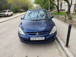 Peugeot 307 2004 года, синий. VIN: VF33CNFUE83363754. Бензиновый двигатель мощностью 110 л.с. (80,88 кВт). Разрешенная максимальная масса 1729 кг, снаряженная масса 1304 кг.