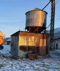 Сушилка "Польская"; инвентарный номер 00000141, Емкость для зерна V-40 м3, Емкость для зерна, Каркас норий, Сепаратор зерна СППЗ-60, Вагончик бытовой, Здание ПОБ с приемкой ИН No 5469-литер М 60.9кв.м.