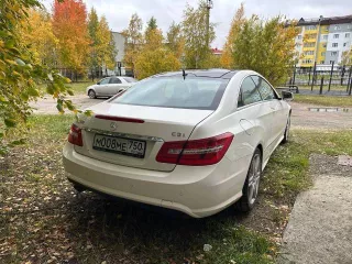Автомобиль марки Мерседес Бенц Е250, 2011 г.в., VIN WDD2073471F119241, цвет белый.