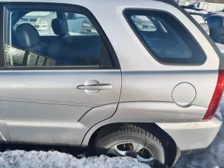 Kia Sportage, 2009 года, 141 л.с., серого цвета, VIN: XWEKH812DA0000618, ПТС 39 МУ 013369. Автомобиль имеет повреждения: заднее левое крыло - нарушение ЛКП (потертости), царапина длиной 80-90 см над передней и задней левой дверью (нарушение ЛКП), накладка передней левой двери - нарушение ЛКП…