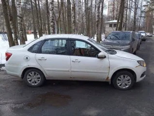 LADA 219010 LADA GRANTA. Год выпуска: 2019. VIN: XTA219010K0591052. Цвет кузова: Белый. Объем двигателя: 1596 см³. Мощность: 64 кВт / 87 л.с. Экологический класс: 5. Тип: Легковой седан. Автомобиль на ходу. Под замену задние тормоза (колодки, барабаны, цилиндры выжимные). Замена задней подвески в…