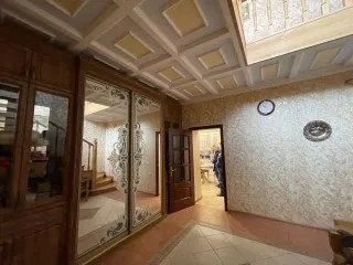 Дом и здание, 403,3 и 110,5 кв.м, участок 2 500 кв.м, Московская область. Дом 403,3 кв.м, здание 110,5 кв.м и земельный участок 2 500 кв.м в Московской обл. Здание, кадастровый номер: 50:16:0104002:2686, назначение объекта недвижимости: жилое, адрес: Российская Федерация, Московская область…