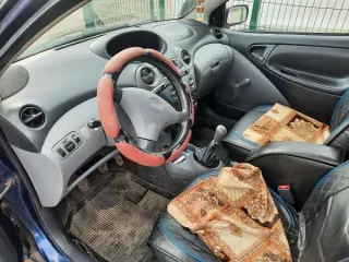 Toyota Yaris, 1999 г.в., г/н В018НА37, VIN JTDJV123400079126. Цвет синий, наличие царапин и потёртостей по всему лакокрасочному покрытию кузова автомобиля, полученные в результате длительной эксплуатации, незначительные, но многочисленные, сколы понизу всех дверей и порогов, в области колесных…