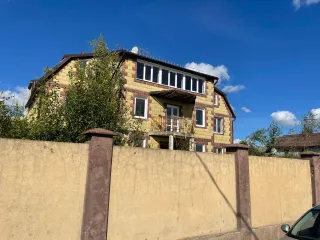 Здание (жилой дом) 588,4 кв. м, земельный участок 1310 кв. м, Ленинградская обл., дер. Тихвинка Здание (жилой дом), этажей: 3, площадь 588,4 кв. м, кадастровый номер: 47:23:0230001:257; земельный участок, категория земель: земли населенных пунктов, виды разрешенного использования: для ИЖС, площадь…