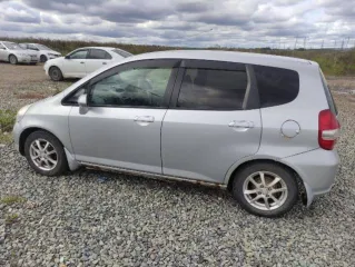 Honda Fit 2004 года, 86 л.с., пробег 300000 км, АКПП. Цвет серый. VIN отсутствует. ПТС 25ТО374964, госномер В989ТА96. Модель двигателя L13A, бензиновый, номер 1855928, мощность 86 л.с., объем 1339 куб. см. Номер кузова GD1-2033176. Экологический класс второй. Разрешенная максимальная масса 1275 кг…