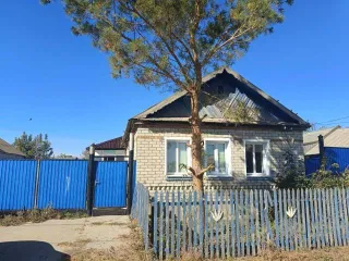 Дома 113,4 м² и участок 885 м², Саратовская область. Жилой дом, площадью: 113,4 кв.м., с кадастровым номером: 64:22:141516:28, расположенный на земельном участке, площадью: 885 кв.м., с кадастровым номером: 64:22:141516:6. Адрес: Российская Федерация, Саратовская область, Новоузенский, г…