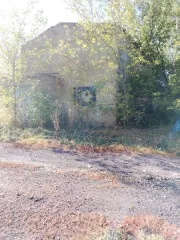 Бывшая школа 1669.2 кв.м, Липецкая область, Измалковский муниципальный округ, деревня Ясенок, улица Советская, дом 8. Имущественный комплекс состоит из: нежилого здания школы общей площадью 1439.3 кв.м, нежилого здания "гараж" общей площадью 103 кв.м, нежилого здания "котельная" общей площадью 127…